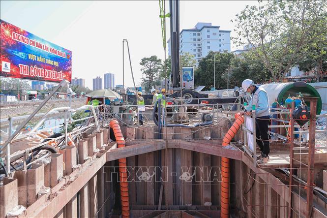 Công nhân bơm hỗn hợp gia cố nền đất tại giếng khoan gói thầu 49, xây dựng tuyến cống bao sông Lừ thuộc dự án xử lý nước thải TP Hà Nội. (Ảnh: Phan Phương/TTXVN)
